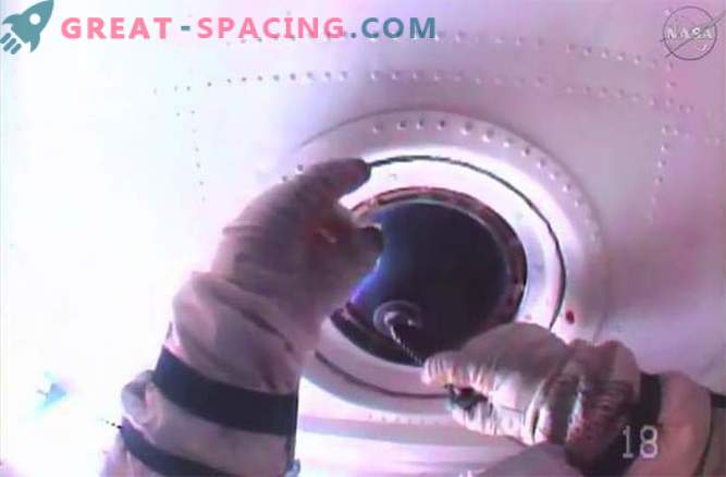 Les astronautes nettoient les vitres des stations