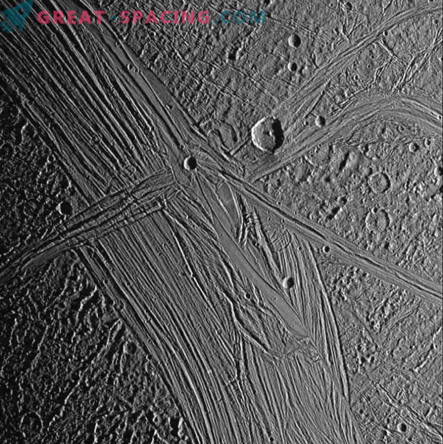 Fissures dans le Ganymede glacé