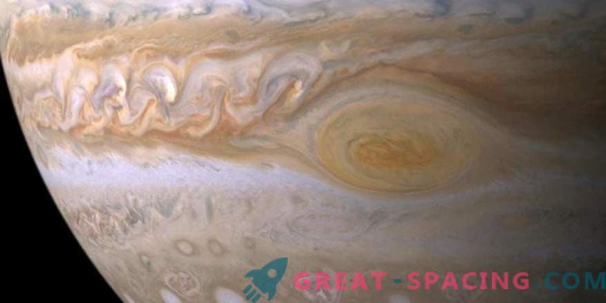 La tache rouge de Jupiter devient plus haute