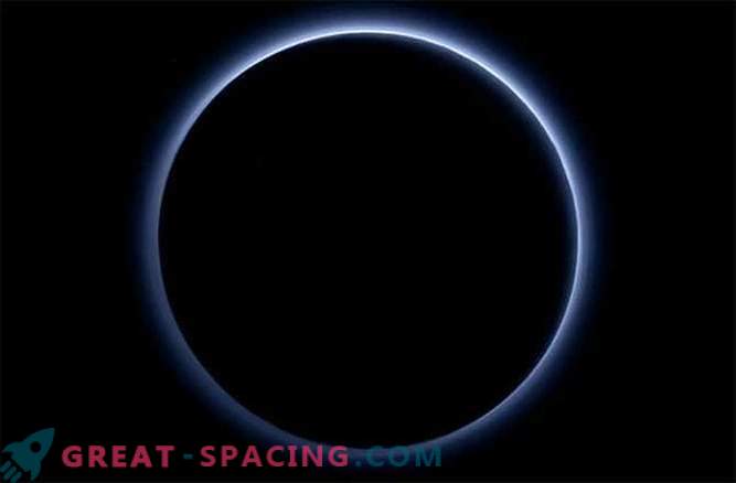 Pluton est un monde qui a un ciel bleu et de la glace rouge