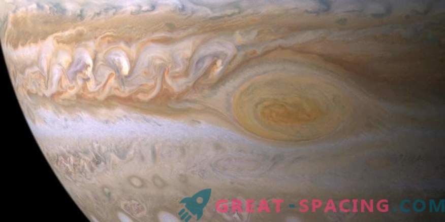 Phénomènes météorologiques étonnants dans la grande tache rouge de Jupiter