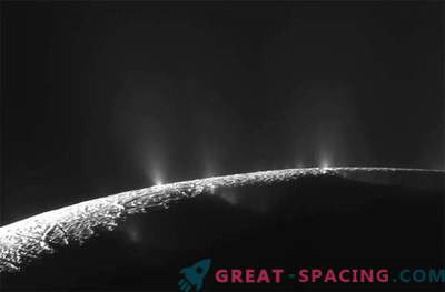 La sonde spatiale Cassini effectuera un dernier vol autour de deux lunes de glace de Saturne