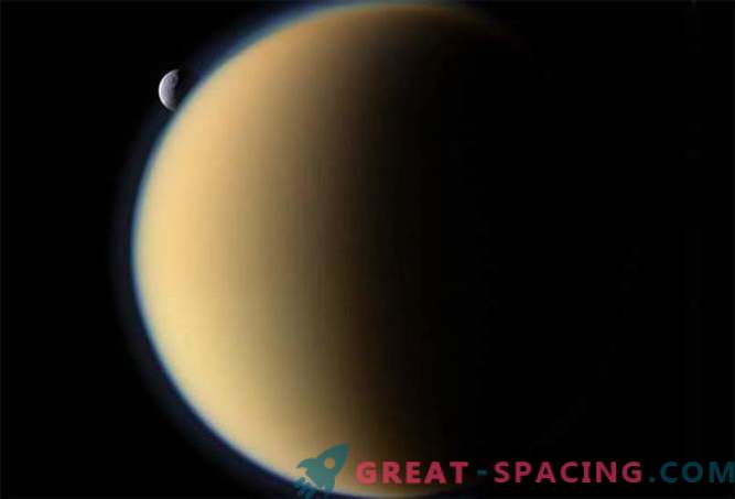 La sonde spatiale Cassini effectuera un dernier vol autour de deux lunes de glace de Saturne