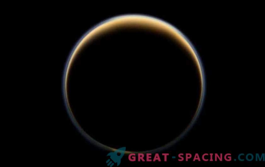 Titan mystérieux a une lumière fantomatique