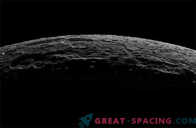 Pourquoi les cratères sont-ils effacés sur les lunes de Saturne?