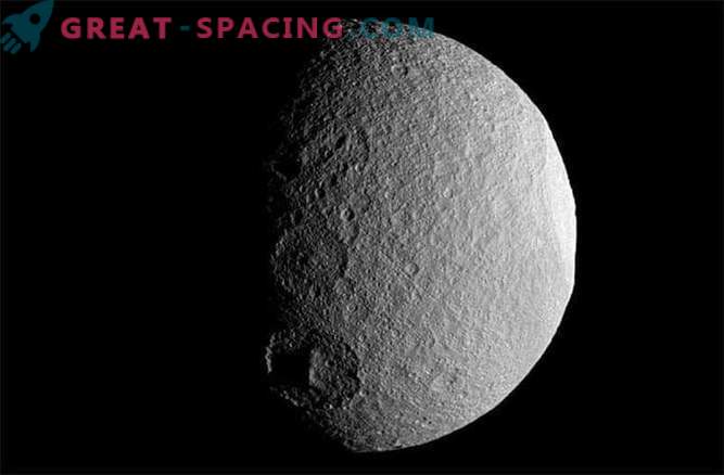 Pourquoi les cratères sont-ils effacés sur les lunes de Saturne?