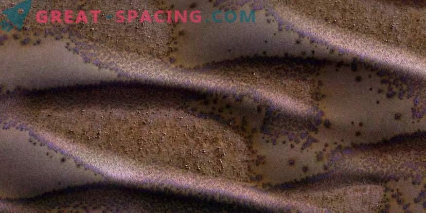 La source martienne fait fondre les dunes de sable