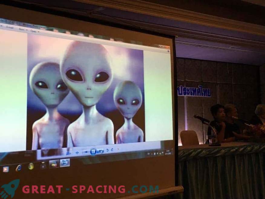 Le groupe Khao Kala médite pour communiquer avec l'intelligence extraterrestre