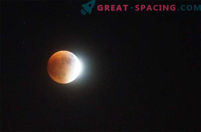 La magnifique lune de sang frappe le monde: photo