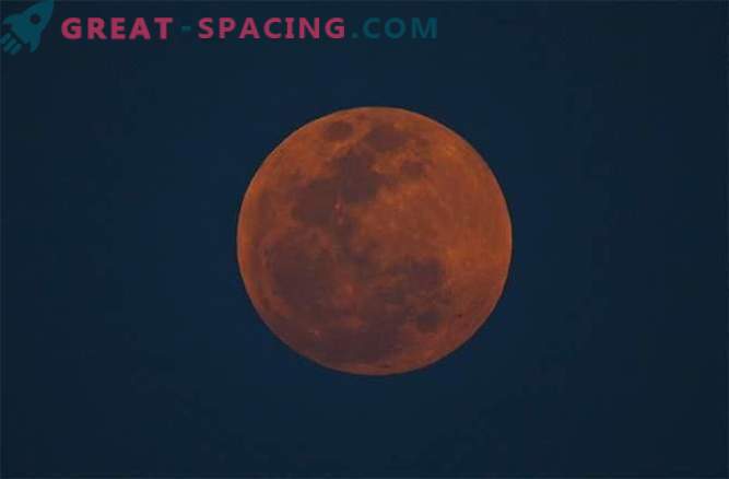 La magnifique lune de sang frappe le monde: photo