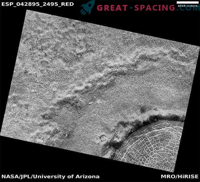 L’orbiteur capture un cratère rempli de fissures à la surface de Mars