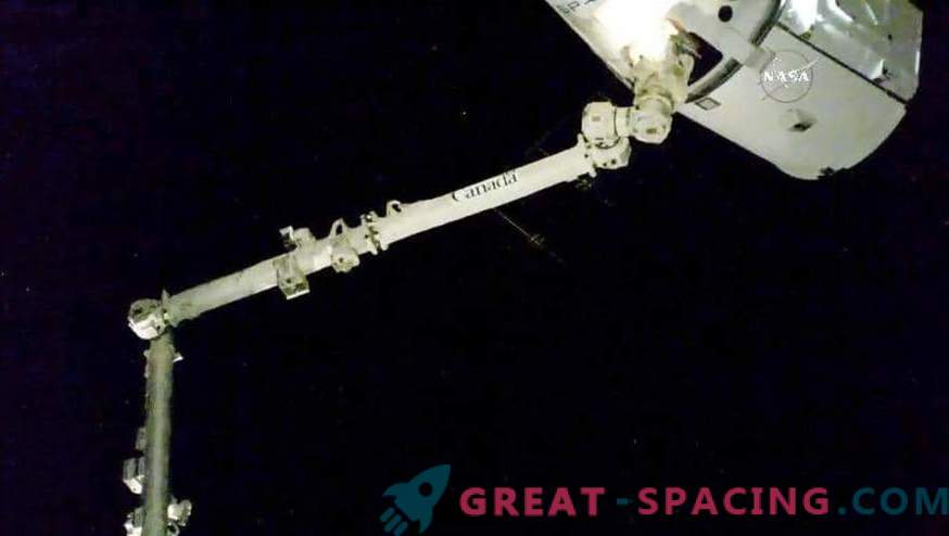 Dragon amarré avec succès à ISS.