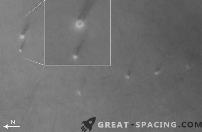 Un essaim de tornades de poussière traversant la plaine martienne
