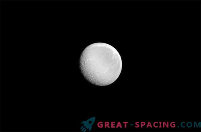Pleine lune de Saturne: Ray brille pour Cassini