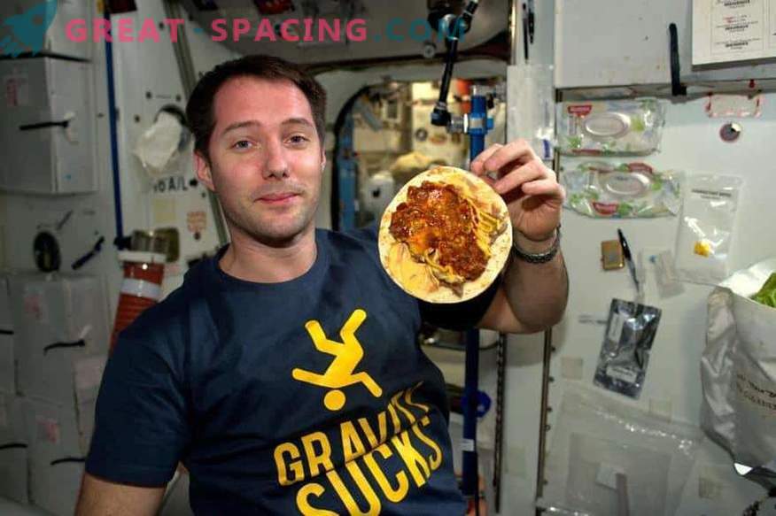 Comment vivent les astronautes de l'ISS: routine quotidienne, temps libre, sommeil et nourriture