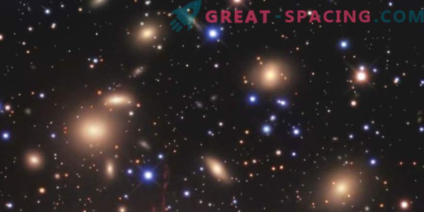 Lentilles gravitationnelles autour d'un amas galactique incroyablement dense