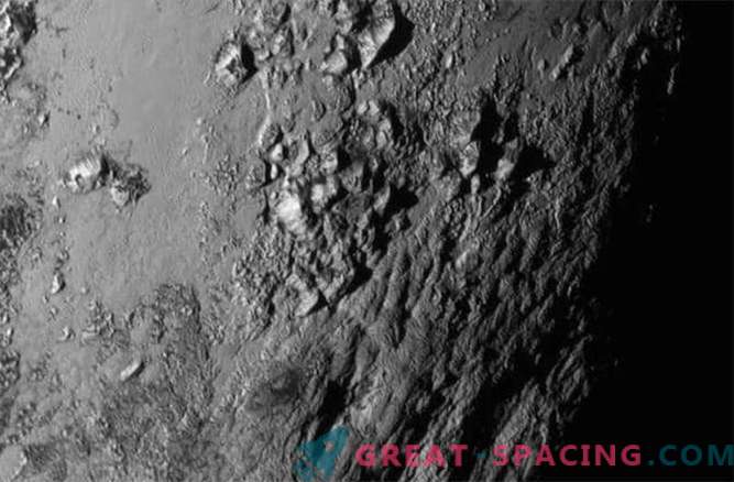 Nouveaux horizons: Pluton a des montagnes glacées, Charon est actif