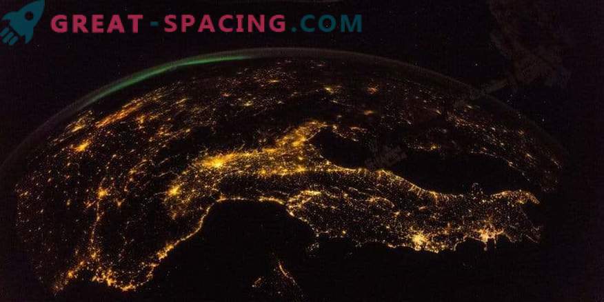 Une vue imprenable de l'ISS à la nuit la Terre