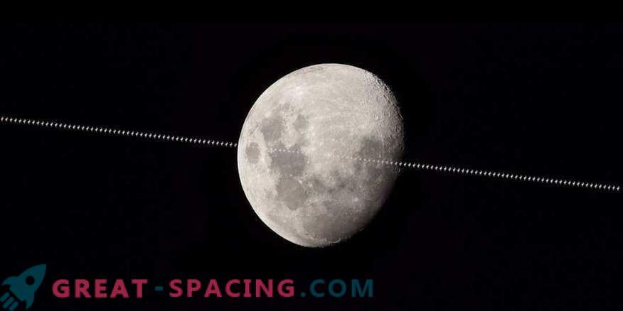 La Station spatiale internationale vole sur le fond de la lune