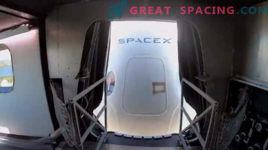 SpaceX montre la manche d'accès de l'équipage à Crew Dragon