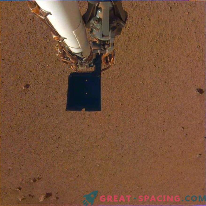 InSight libère un bras robotique! Nouvelles photos de Mars