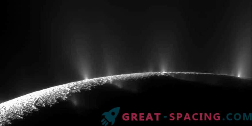 Encelade, le satellite de Saturne, a un océan sous la surface