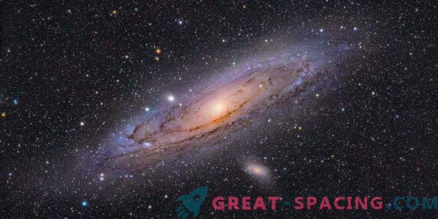 La galaxie Andromède scintille dans une mer colorée d'étoiles