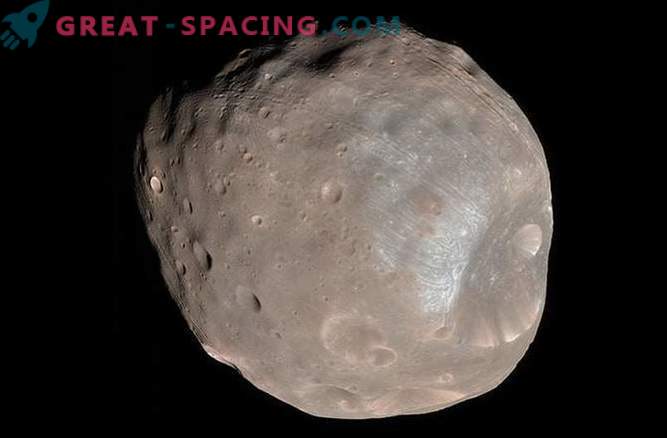 Le satellite Mars Phobos commence à s'effondrer