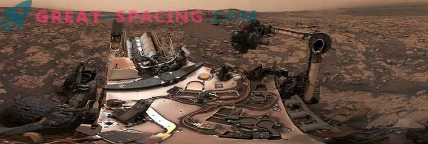 Epic Self et Martian Panorama du rover poussiéreux Curiosity