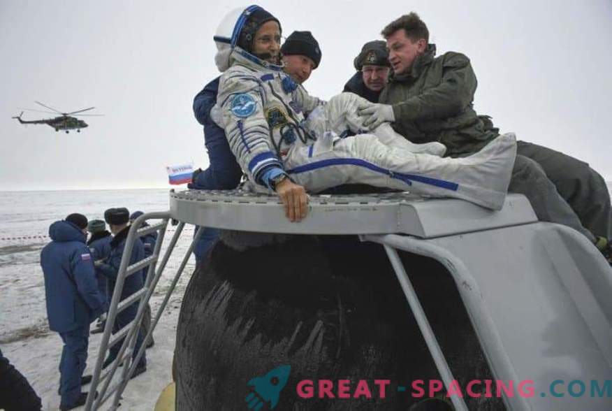 L'astronaute et deux astronautes rentrés de l'ISS