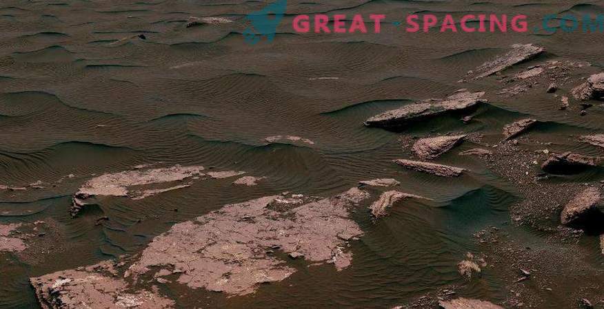Le robot de la NASA prélève un échantillon d'une dune martienne active