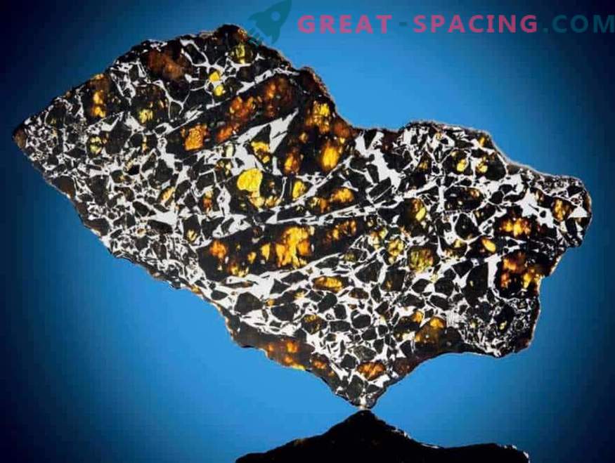 Décoration égyptienne avec un morceau de météorite: le danger des explosions dans l'atmosphère terrestre