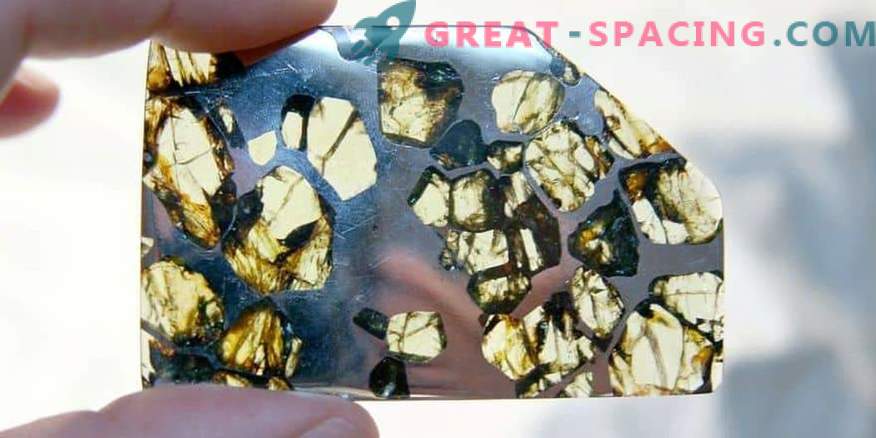 Décoration égyptienne avec un morceau de météorite: le danger des explosions dans l'atmosphère terrestre