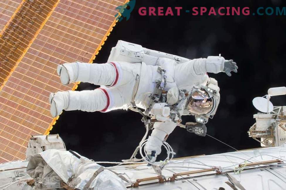 Fascinant sortie dans l'espace sur la station spatiale: photo