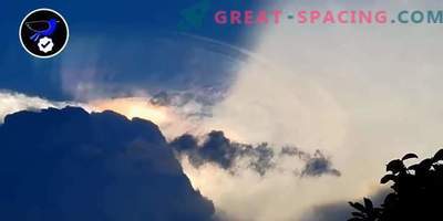 Un vaisseau extraterrestre géant essayant de se cacher dans un nuage au-dessus des Philippines