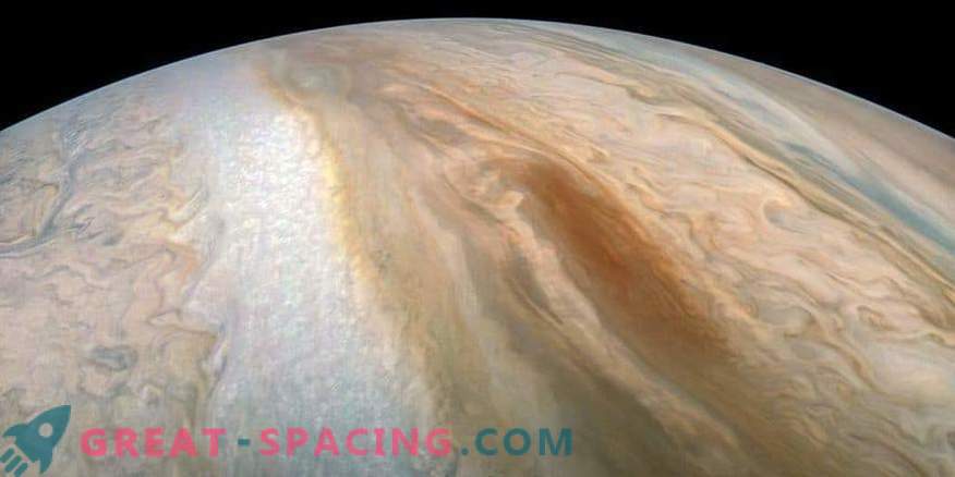 La barge brune nage dans l'atmosphère de Jupiter