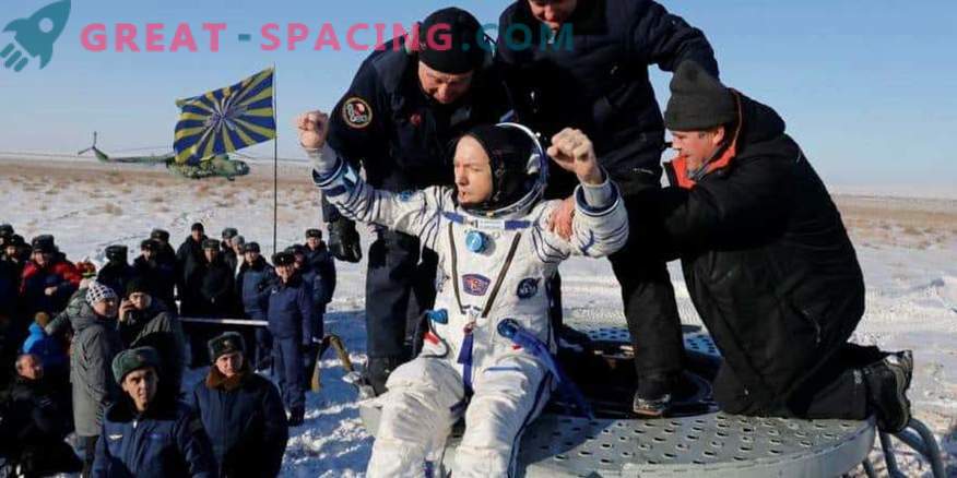 La capsule spatiale ramène les membres de l'équipage sur Terre