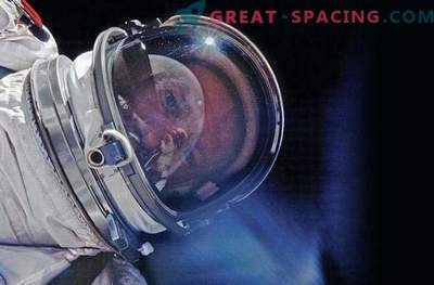 J. L. Pickering präsentierte ein neues Buch mit Weltraumfotos.