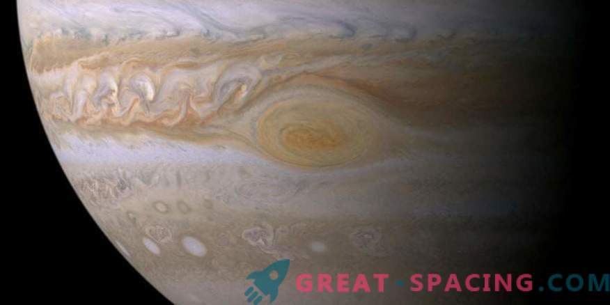 Les secrets du champ magnétique de Jupiter. Quelle est son étrangeté et pourquoi est-il différent de celui terrestre?