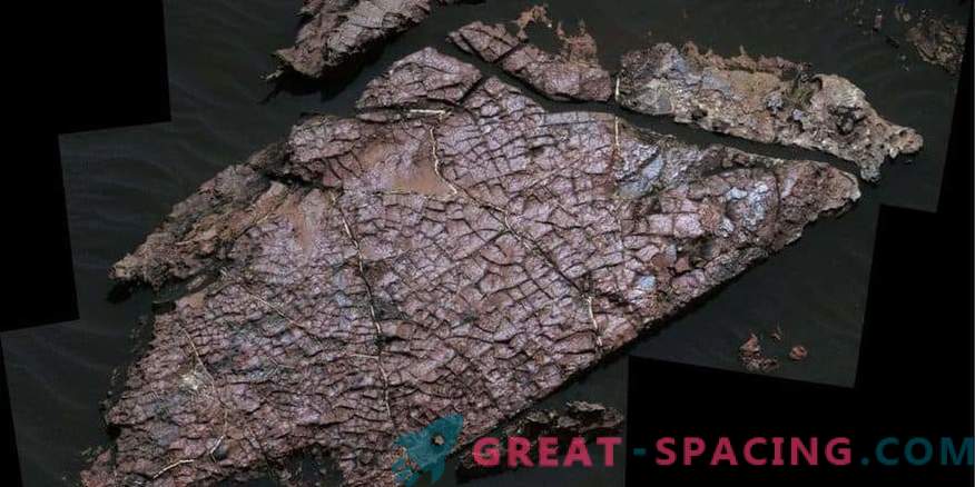 Les fissures sèches déterminent la forme de l'eau sur Mars