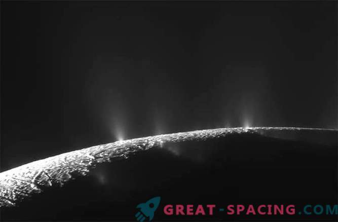 Cassini se prépare pour une immersion profonde dans le train d'Enceladus
