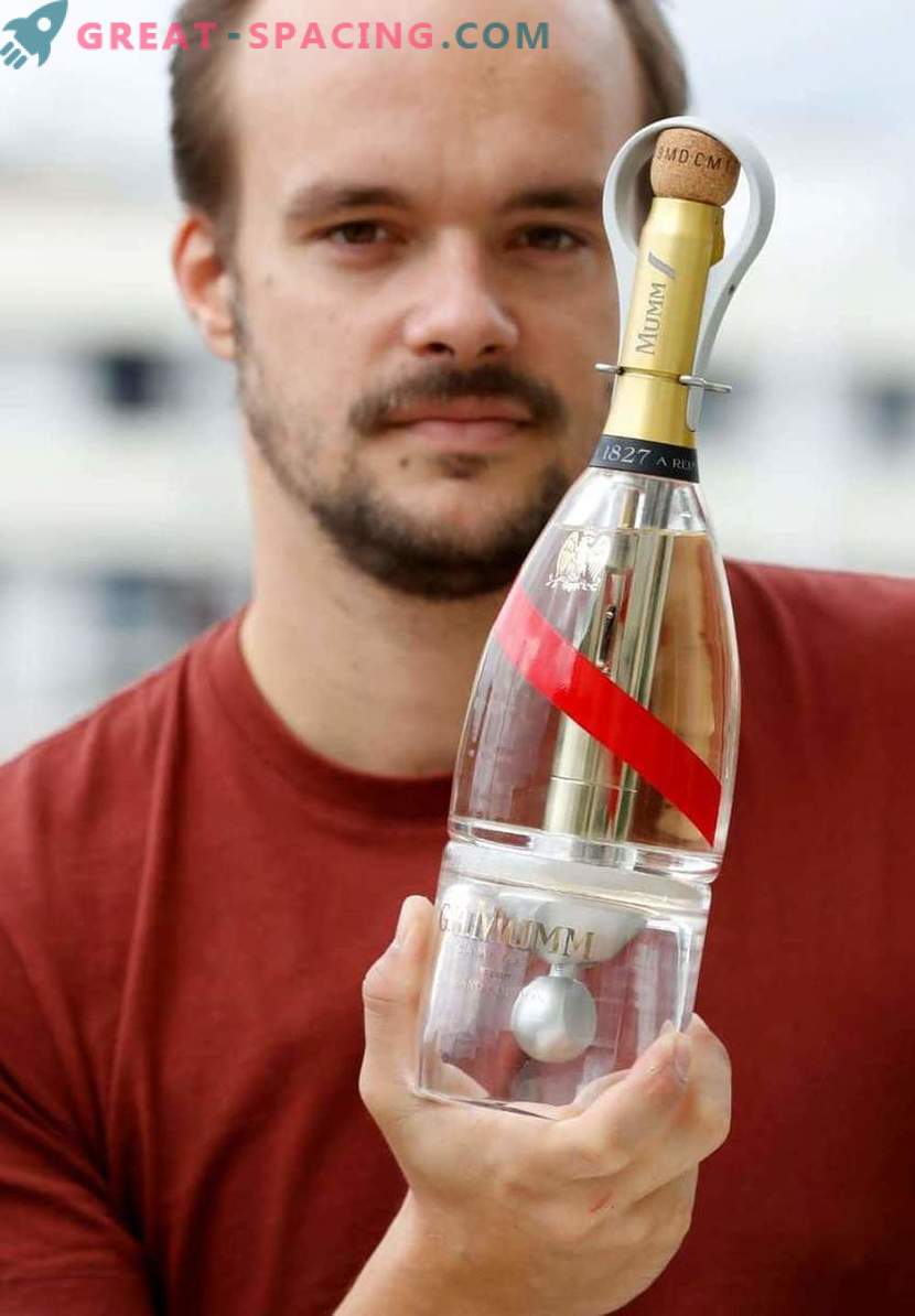 Champagne dans l'espace! Une bouteille de Zero-G permet aux touristes de prendre un verre dans cet espace infini