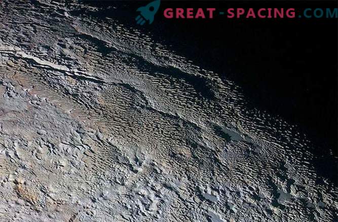 La mystérieuse tournée de Pluton: un paysage étrange qui ressemble à une peau de serpent