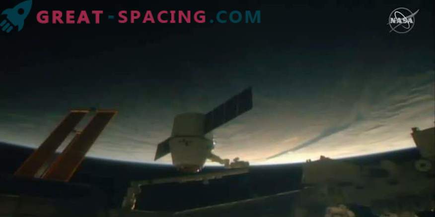 La capsule Dragon de SpaceX livre des friandises de Noël à l'ISS