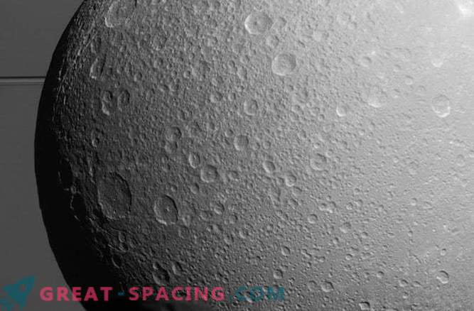 Une autre lune de Saturne peut masquer l'océan sous-marin