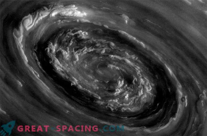 Les orages de Saturne peuvent être causés par d’énormes cyclones polaires