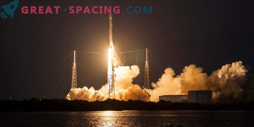 SpaceX lance une fusée et un vaisseau spatial