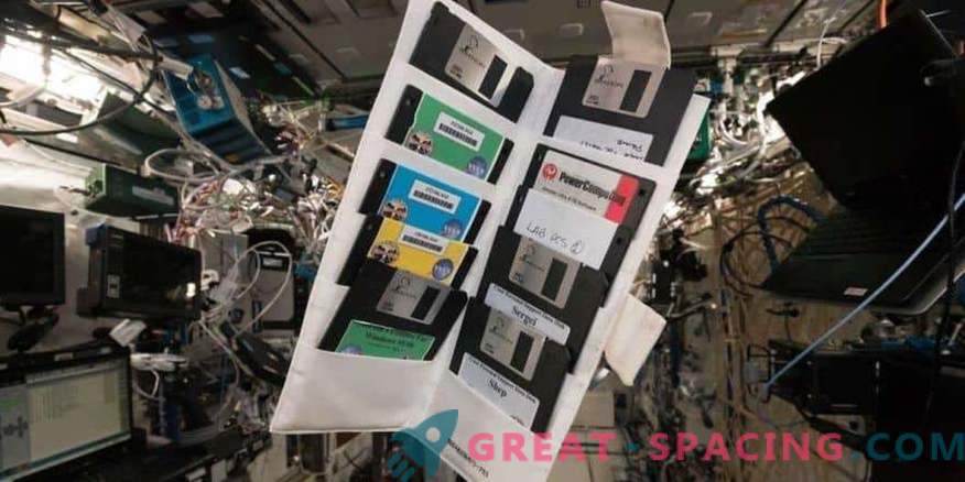Anciennes disquettes dans le casier oublié de l'ISS