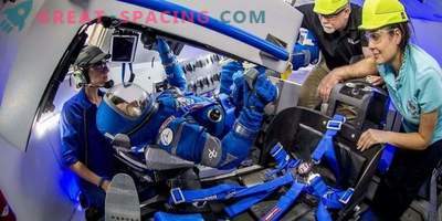 Boeing demonstrates tempting space suits for astronauts