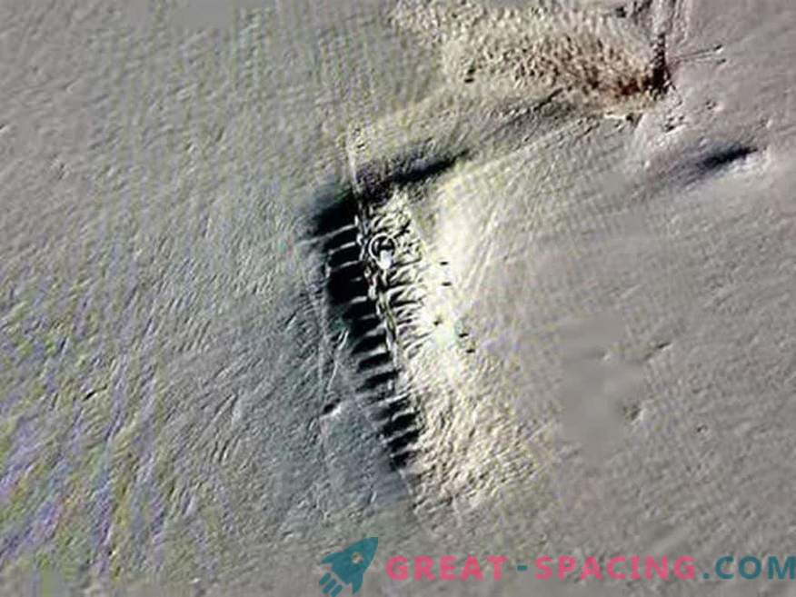 Sous la glace de l'Antarctique, de mystérieux bâtiments sont visibles! Base secrète ou spaceport extraterrestre?